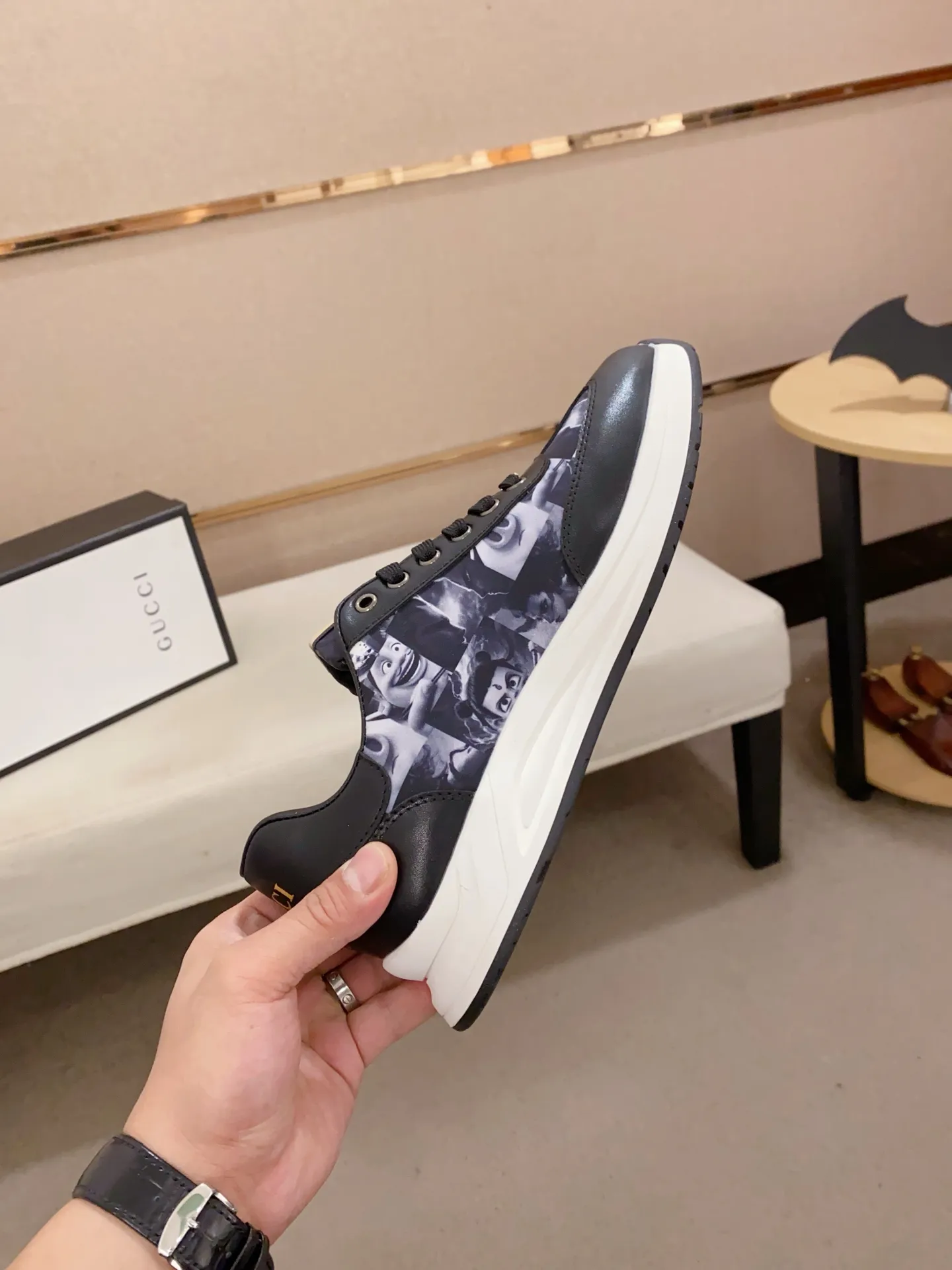 Men's shoes💰 420💰The new GUCCI (Gucci) counters are launched simultaneously. The new men's shoes, 😘fabrics are selected from imported cowhide, and the lining is sheepskin lining. 👍🏿 High-end ☄️ air-cushion molded anti-slip rubber outsole, exquisite lines, simple and elegant, comfortable and high-end for leisure travel. Code number: 38 to 44 (45 can be customized and cannot be returned or exchanged)